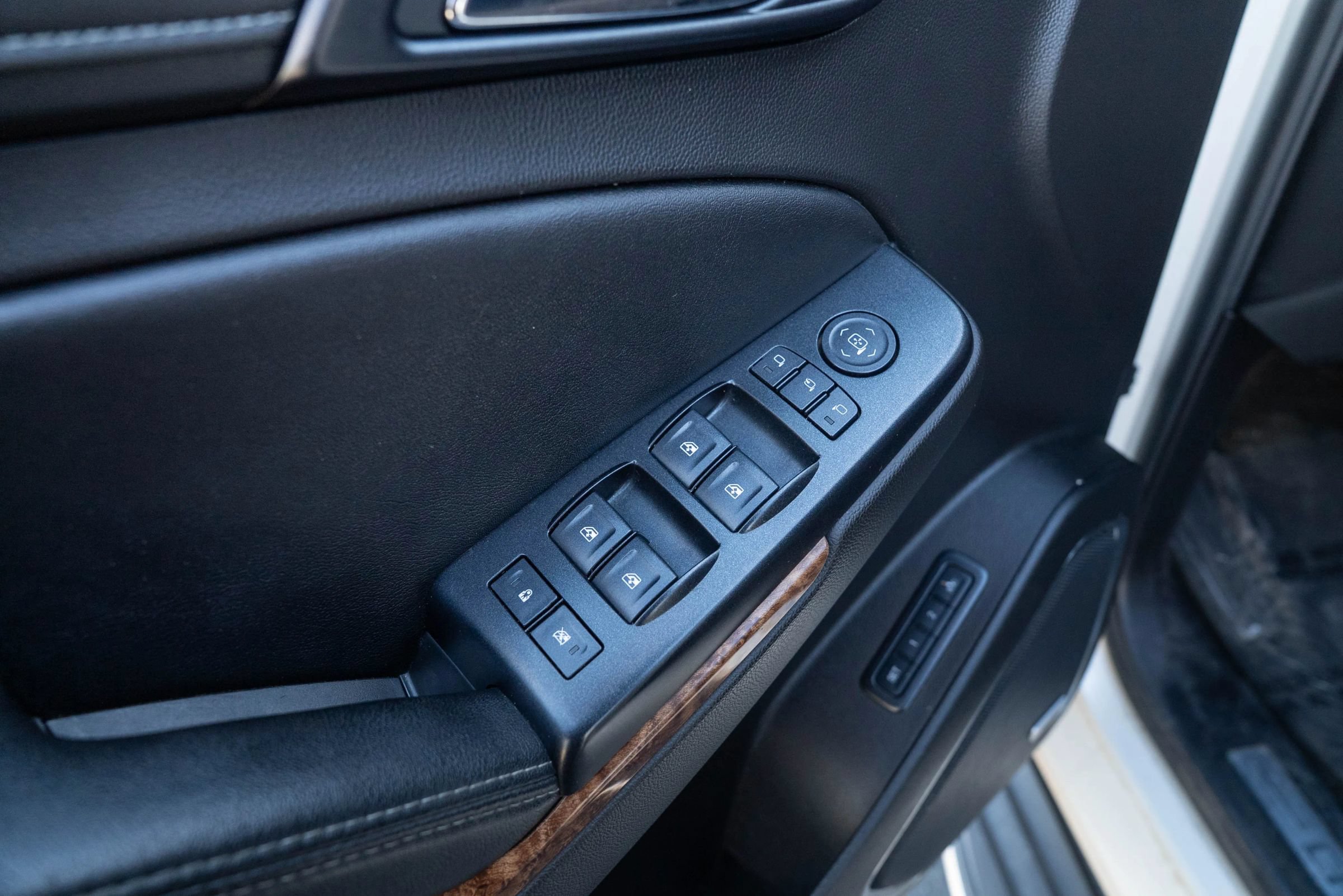 Used 2015 Chevrolet Tahoe LTZ AWD/4WD image 34