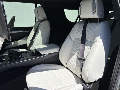 Certified 2025 Cadillac Escalade ESV V AWD/4WD image 13