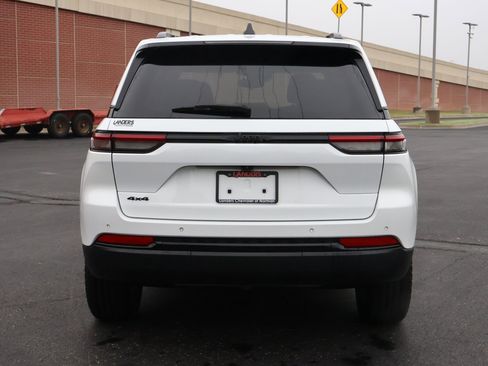 Used 2023 Jeep Grand Cherokee Altitude AWD/4WD image 30