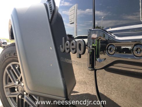 New 2025 Jeep Gladiator Sport image 10