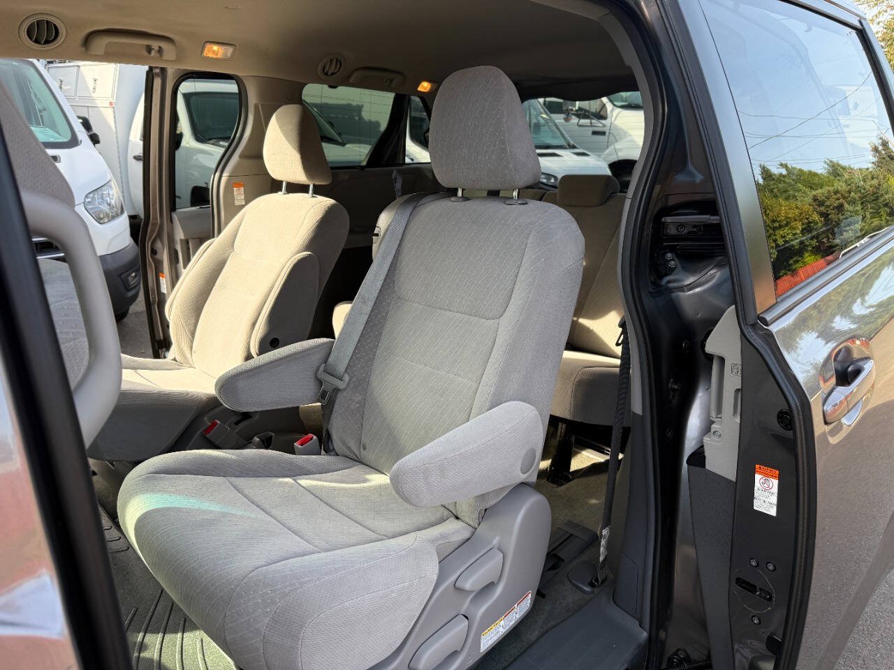 Used 2017 Toyota Sienna LE FWD image 23