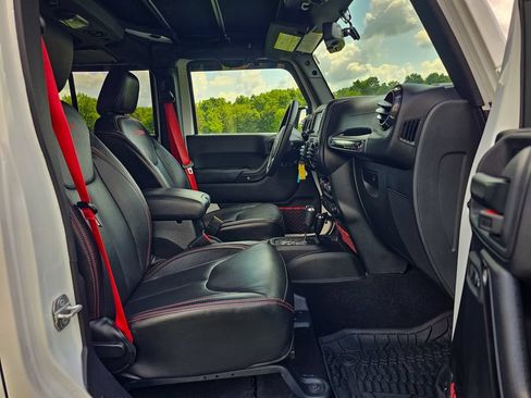 Used 2018 Jeep Wrangler Unlimited Rubicon AWD/4WD image 36