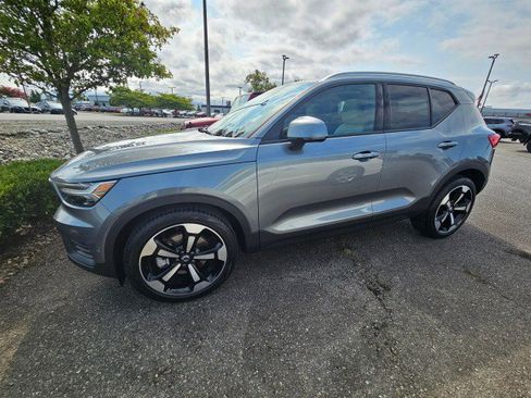 Used 2019 Volvo XC40 T5 Momentum image 4
