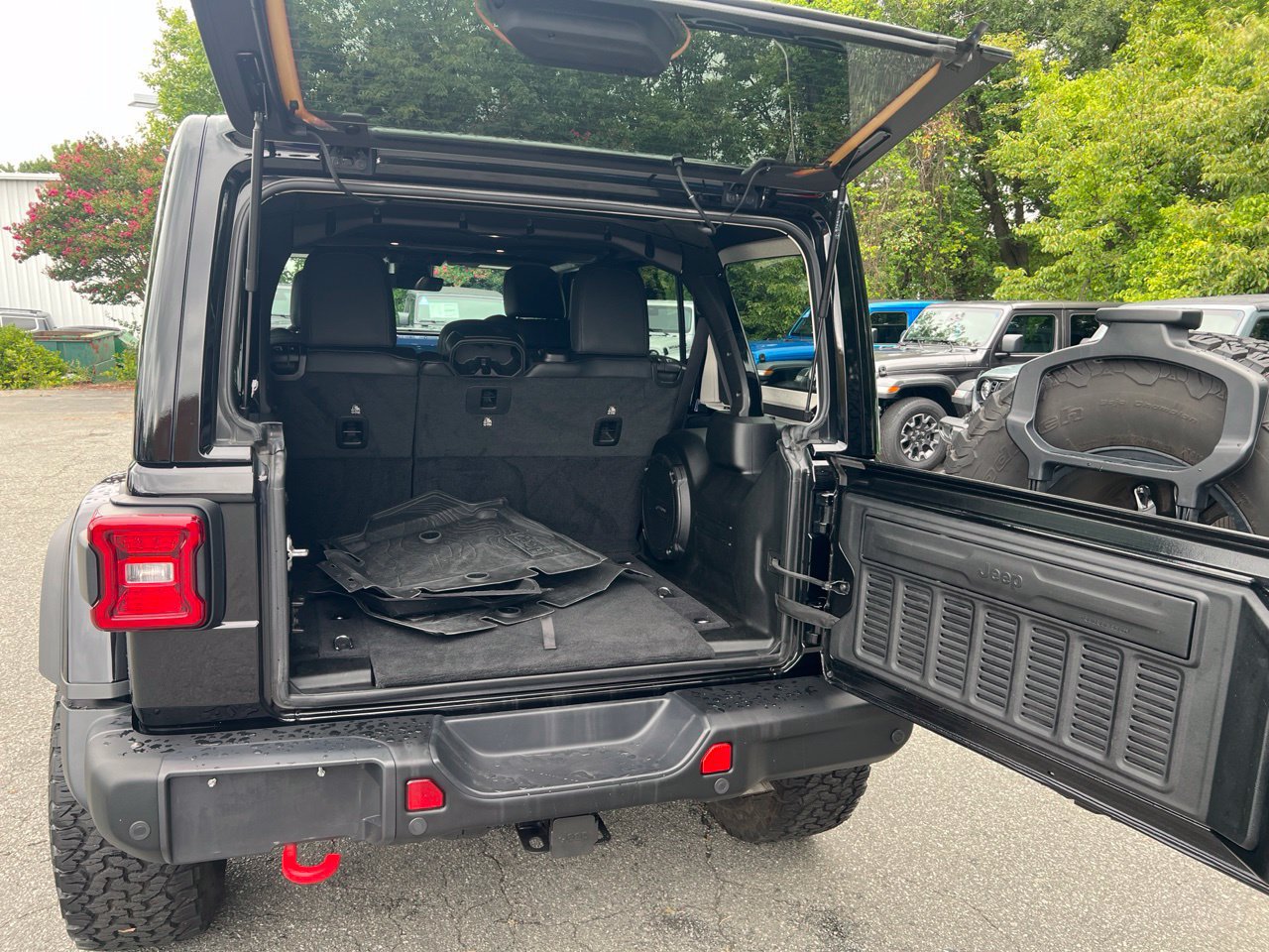 Used 2024 Jeep Wrangler Unlimited Rubicon AWD/4WD image 14