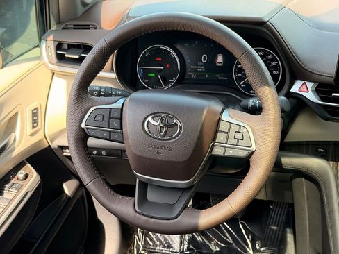 Used 2024 Toyota Sienna Platinum FWD image 21