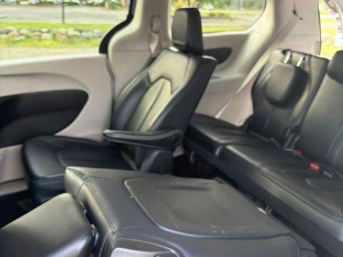 Used 2024 Chrysler Pacifica Limited FWD image 15