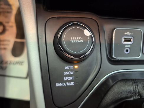 Used 2020 Jeep Cherokee Limited AWD/4WD image 5