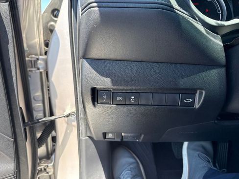 Used 2022 Toyota Venza LE AWD/4WD image 18