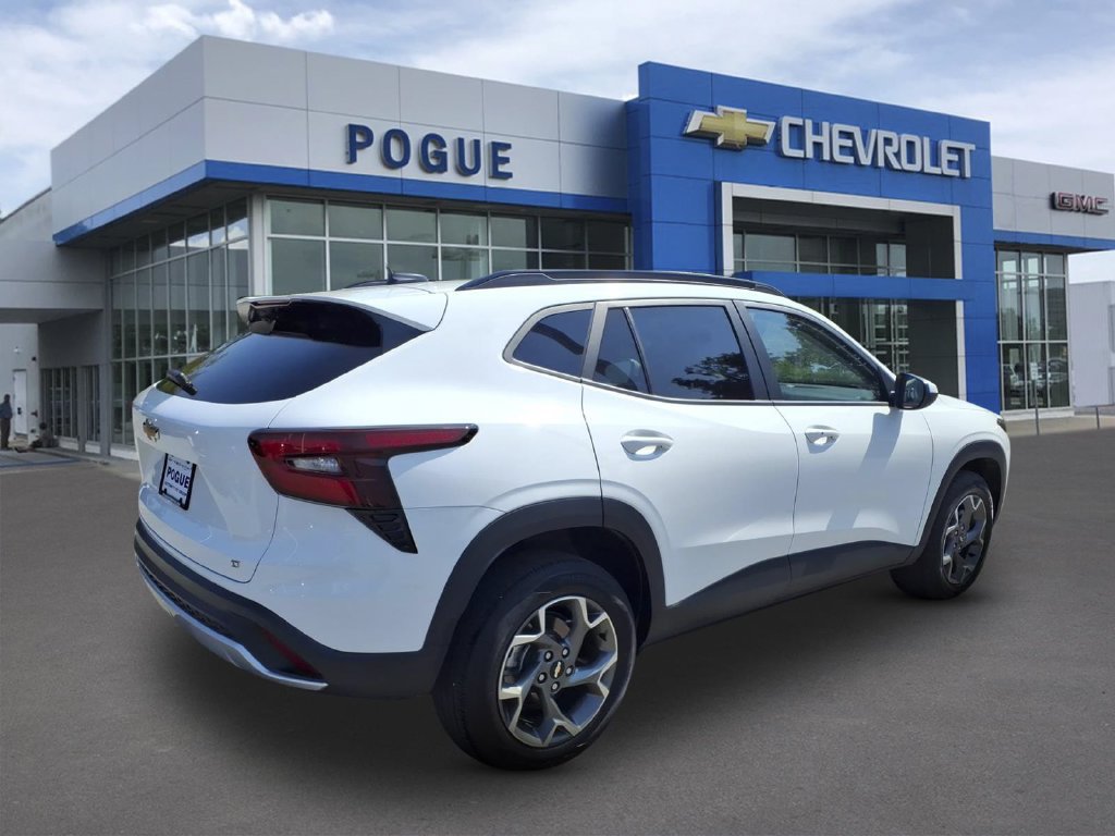 Used 2025 Chevrolet Trax LT w/ LT Convenience Package FWD image 2
