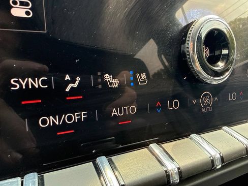 Used 2025 GMC Yukon XL Denali AWD/4WD image 36