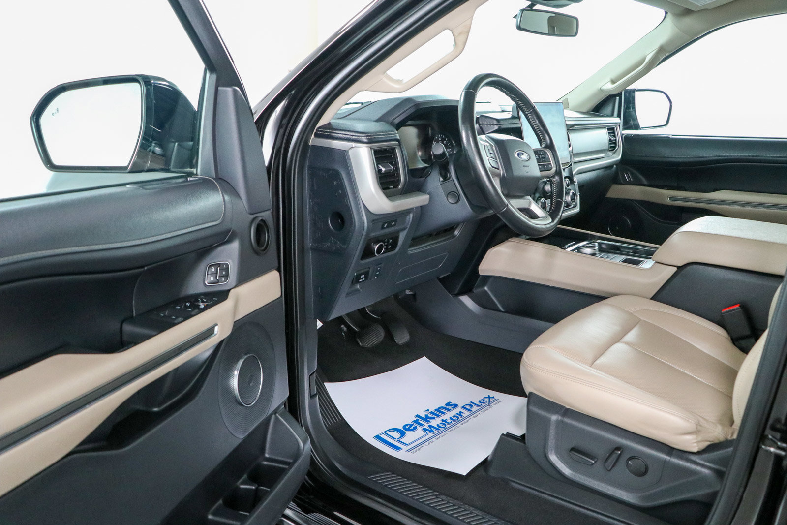 Used 2024 Ford Expedition XLT RWD image 3
