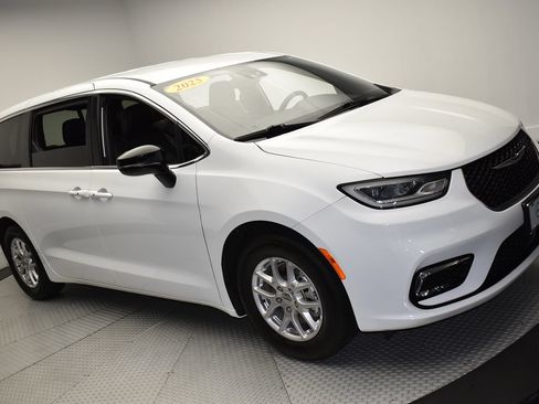 Used 2025 Chrysler Pacifica Select FWD image 3