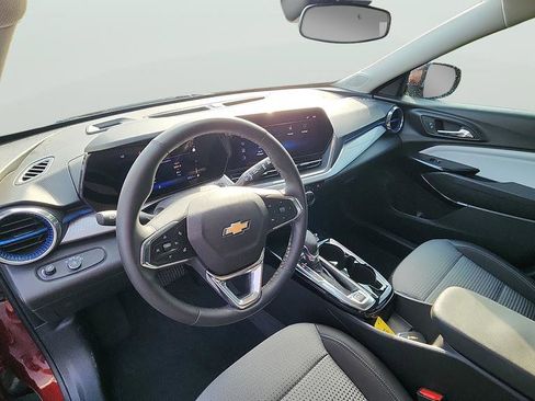 Used 2025 Chevrolet Trax LT w/ LT Convenience Package FWD image 20