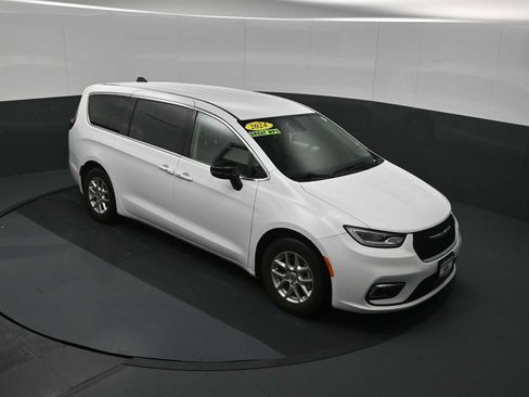Used 2024 Chrysler Pacifica Touring-L FWD image 39