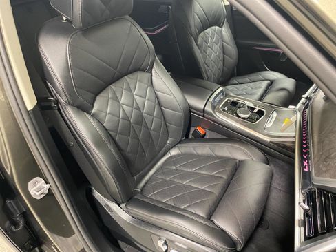 Used 2025 BMW X7 xDrive40i w/ Climate Comfort Package image 16