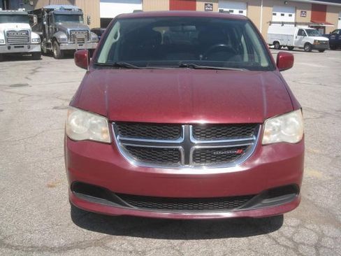 Used 2016 Dodge Grand Caravan SXT FWD image 2