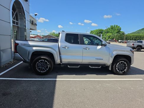 Used 2025 Toyota Tacoma TRD Sport AWD/4WD image 2