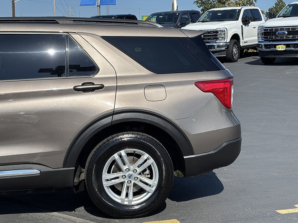 Used 2021 Ford Explorer XLT w/ Equipment Group 202A AWD/4WD image 11