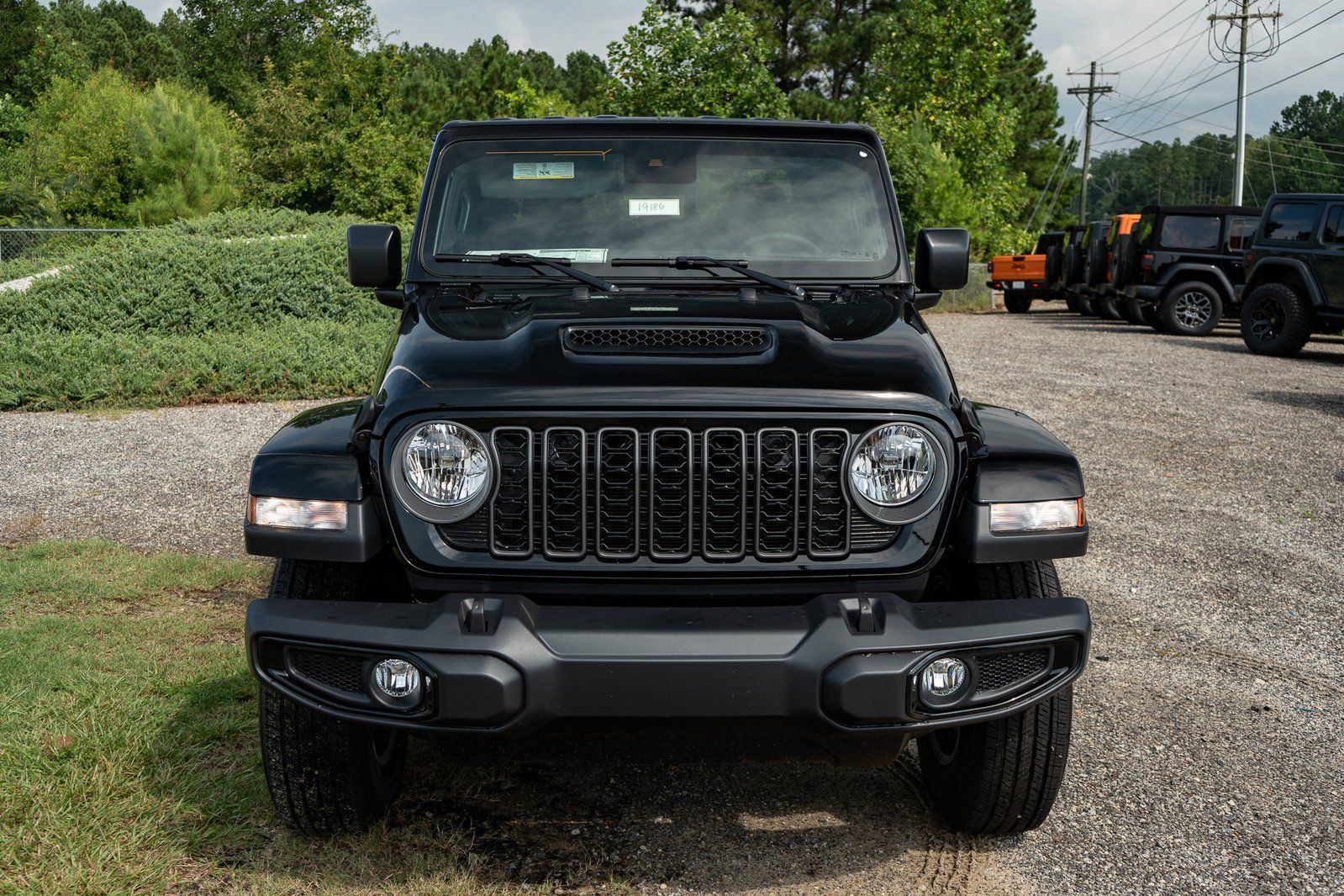 Used 2025 Jeep Gladiator Sport AWD/4WD image 2