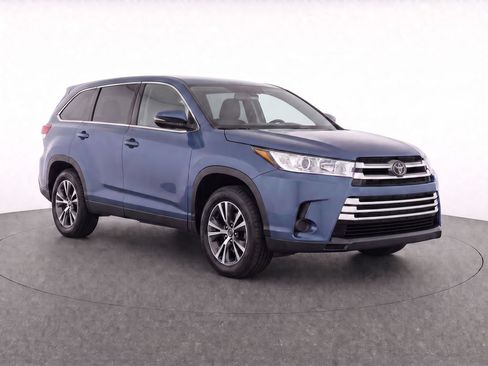 Used 2019 Toyota Highlander LE FWD image 2
