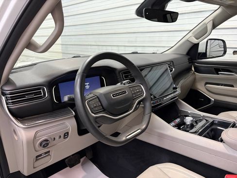 Used 2022 Jeep Wagoneer Series II AWD/4WD image 12