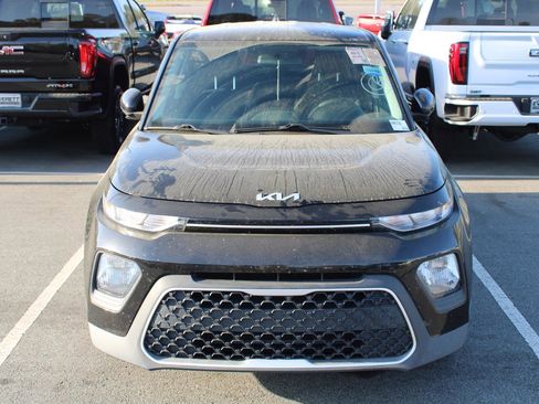 Used 2022 Kia Soul LX image 2