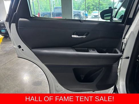 Used 2023 Nissan Pathfinder SL w/ Black Appearance Package AWD/4WD image 16