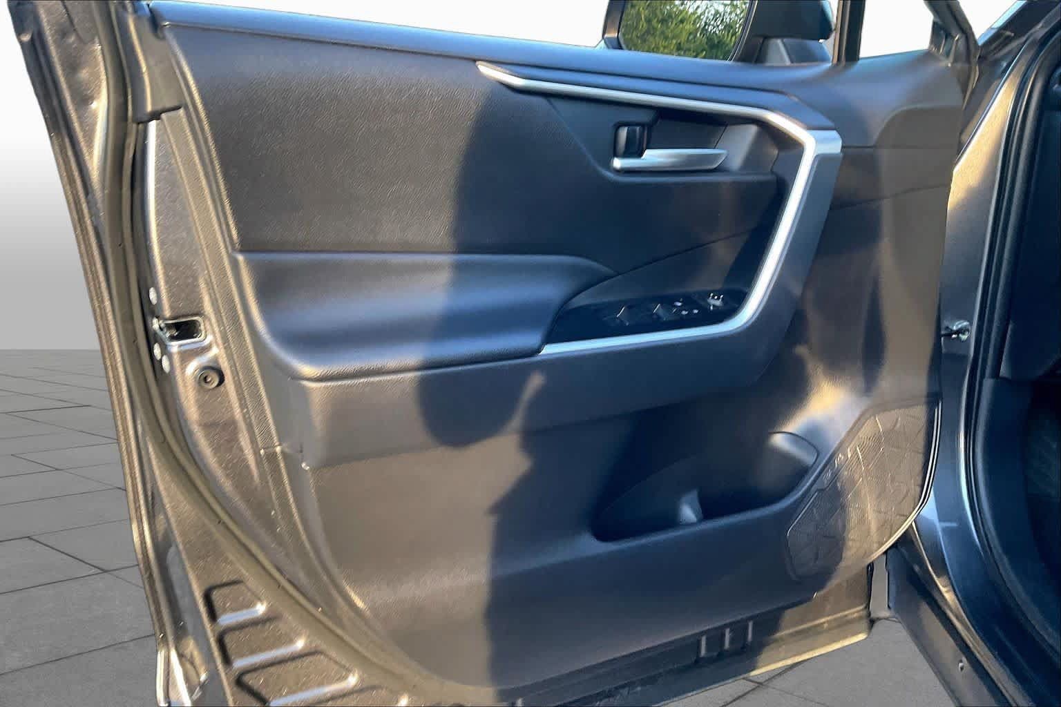 Used 2025 Toyota RAV4 XLE FWD image 21