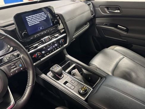 Used 2025 Nissan Pathfinder SL AWD/4WD image 28