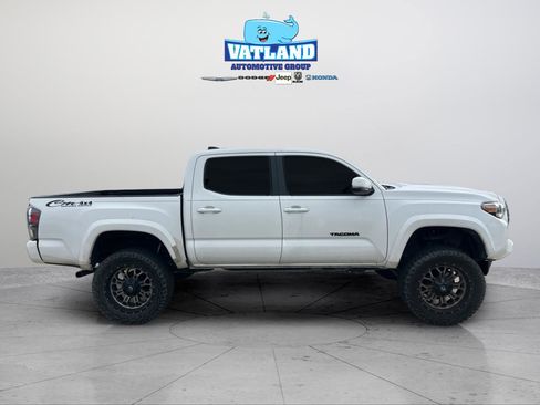 Used 2020 Toyota Tacoma TRD Sport AWD/4WD image 6