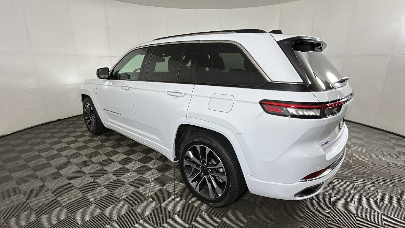 Used 2023 Jeep Grand Cherokee Overland w/ Luxury Tech Group IV AWD/4WD image 5
