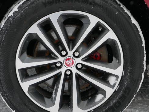 Used 2018 Jaguar F-PACE Premium image 10