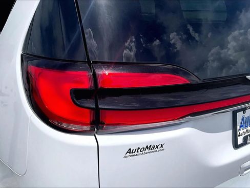 Used 2024 Chrysler Pacifica Touring-L FWD image 29