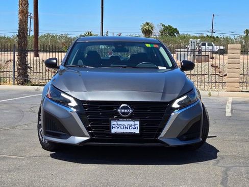 Used 2025 Nissan Altima 2.5 SV FWD image 2