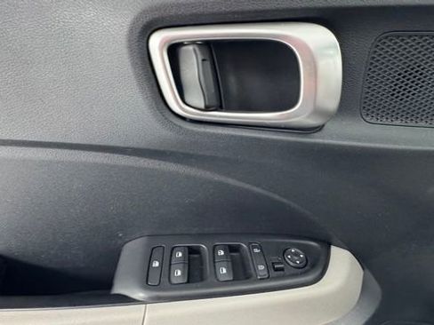 Used 2025 Hyundai Venue SEL FWD image 19
