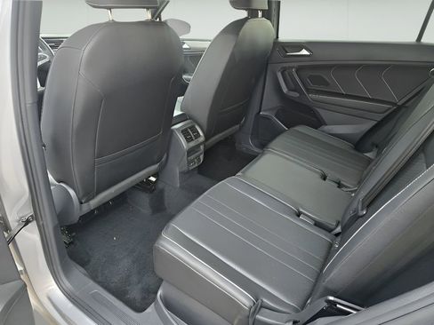 Used 2023 Volkswagen Tiguan SE R-Line image 15
