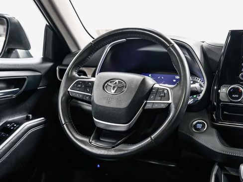 Used 2022 Toyota Highlander XLE FWD image 15