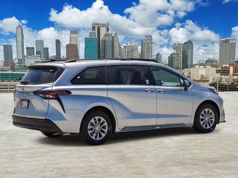 Used 2023 Toyota Sienna XLE w/ XLE Plus Package FWD image 4