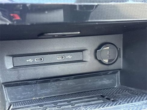 Certified 2025 Volkswagen Taos SE w/ Panoramic Sunroof Package image 24