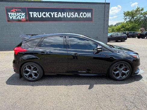 Used 2017 Ford Focus ST FWD image 9