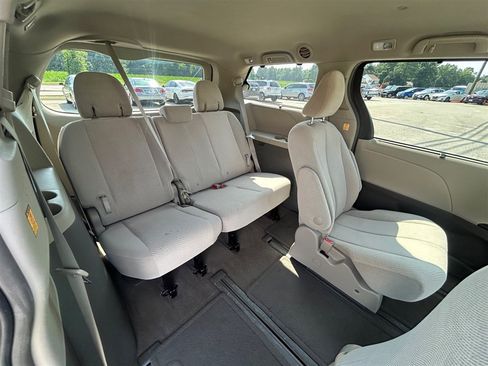 Used 2012 Toyota Sienna LE w/ Towing Pkg AWD/4WD image 27