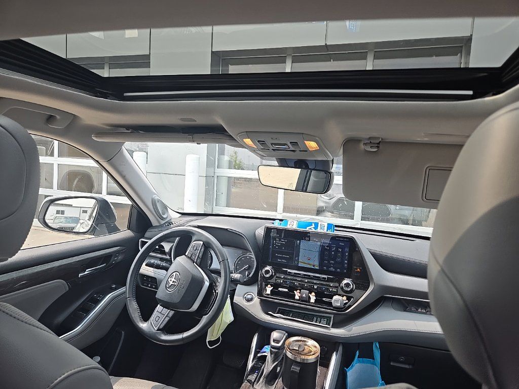 Used 2022 Toyota Highlander Limited AWD/4WD image 10