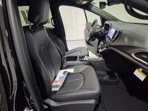 New 2026 Chrysler Pacifica Select FWD image 9