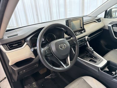 Used 2021 Toyota RAV4 XLE Premium FWD image 4