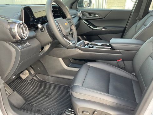 Used 2026 Chevrolet Equinox LT w/ Convenience Package II image 2