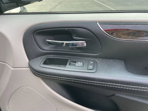 Used 2014 Chrysler Town & Country Touring image 34