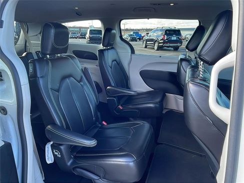 Used 2023 Chrysler Pacifica Touring-L image 15