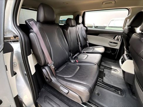 Used 2023 Kia Carnival LX image 19