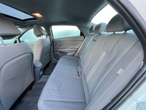 Used 2025 Hyundai Elantra SEL image 23