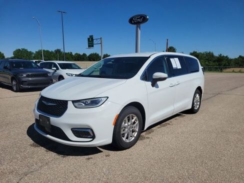 Used 2023 Chrysler Pacifica Touring-L FWD image 16